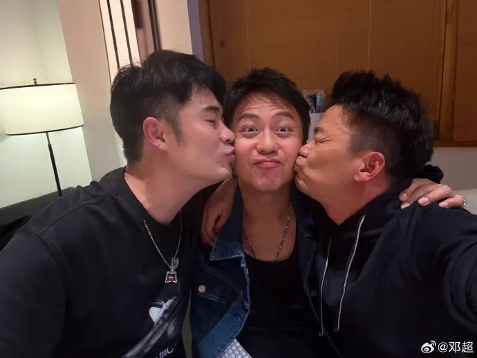 邓超晒与陈赫王宝强亲吻照，网友：梦回2014年的跑男