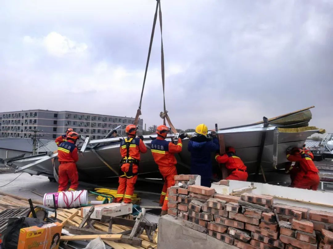 大风天气 北京昌平消防紧急处置高空坠物警情 大风天气 北京昌平消防紧急处置高空坠物警情