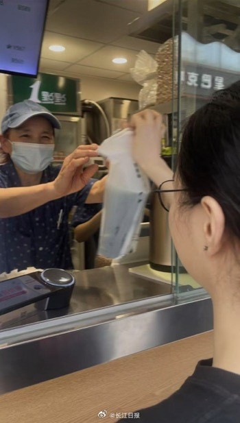58岁阿姨回应在奶茶店工作4年 ：年轻人能干的，我们这个年纪照样能干！