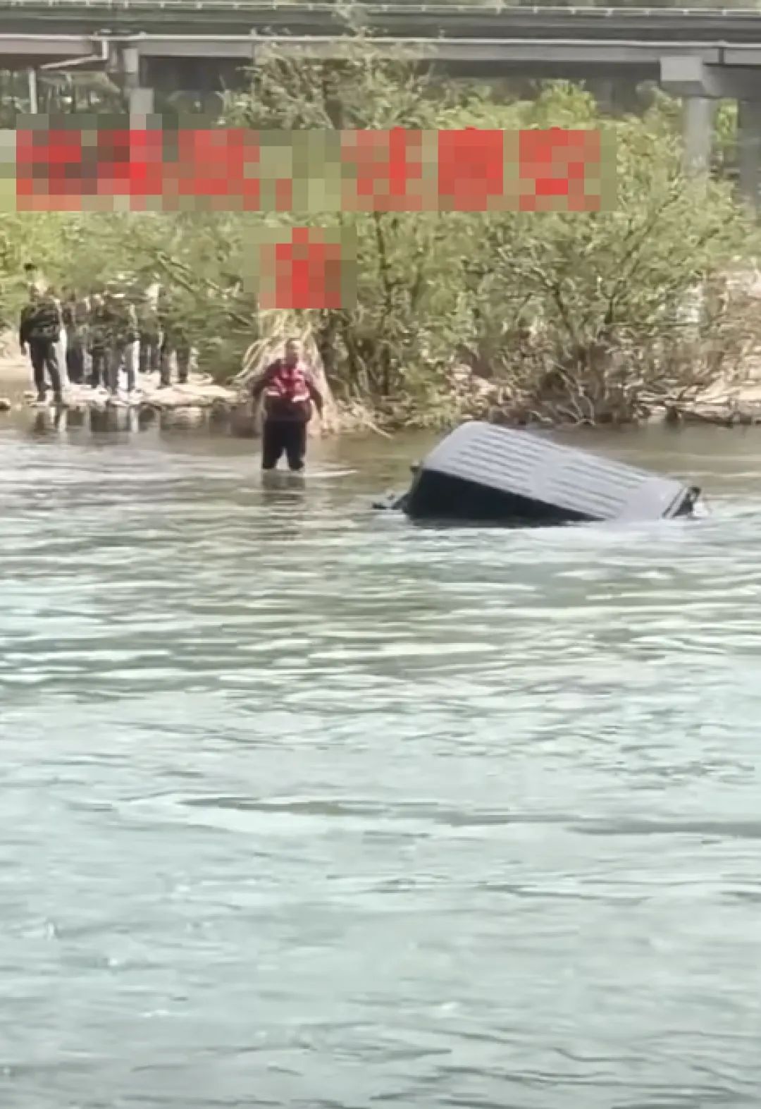 浙江仙居一辆越野车涉水被冲走,警方通报:司机脱险,2名女子抢救无效身亡 浙江仙居一辆越野车涉水被冲走,警方通报:司机脱险,2名女子抢救无效身亡