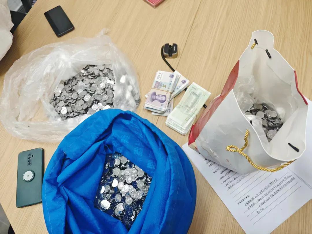 老板扛20斤硬币付工资,法官让其清点!没数到一半,崩溃了 老板扛20斤硬币付工资,法官让其清点!没数到一半,崩溃了