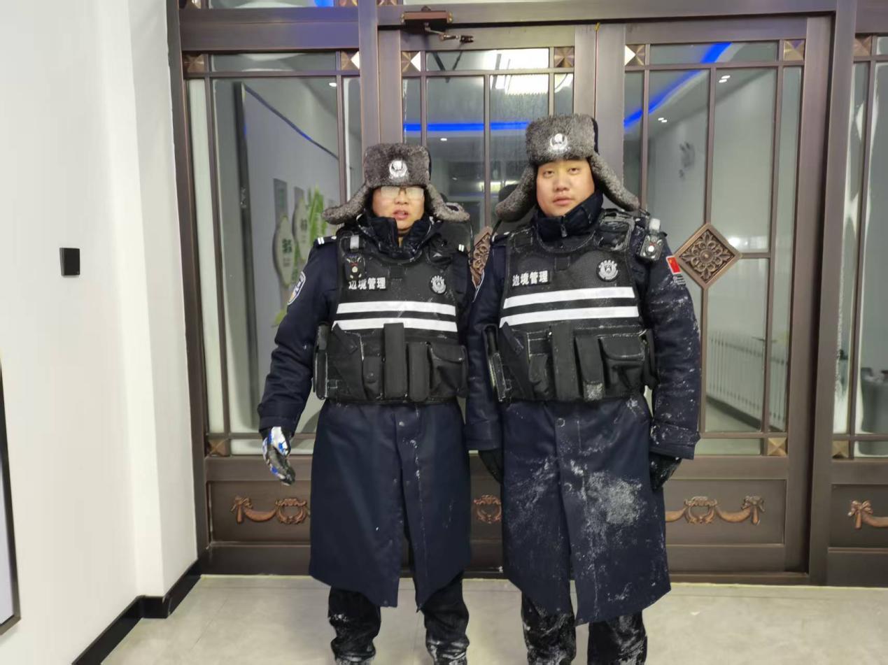 民警被狂风掀翻3次!可他们冻裂的手还在撬车门 民警被狂风掀翻3次!可他们冻裂的手还在撬车门