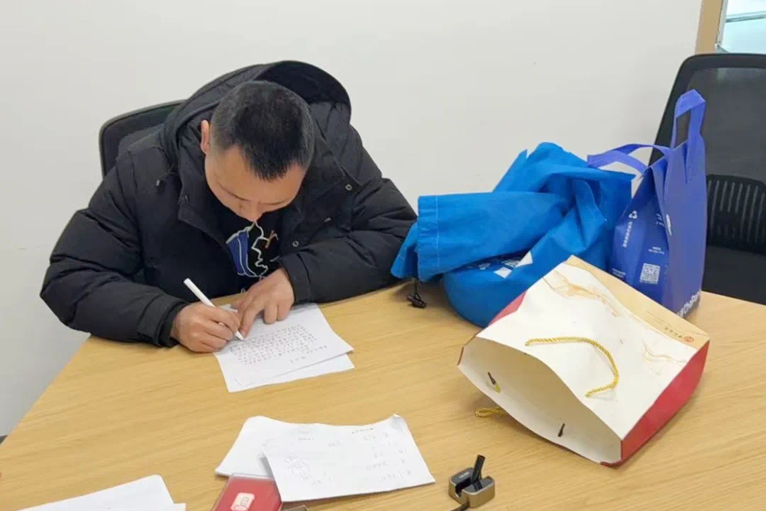 老板扛20斤硬币付工资,法官让其清点!没数到一半,崩溃了 老板扛20斤硬币付工资,法官让其清点!没数到一半,崩溃了