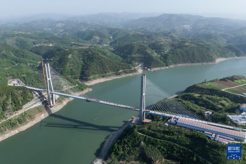 西十高铁汉江特大桥合龙 西十高铁汉江特大桥合龙