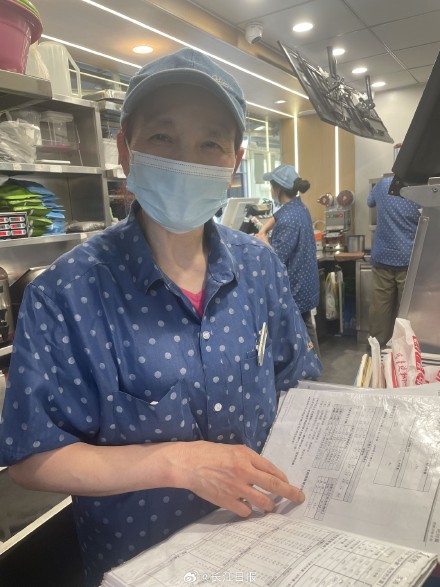 58岁阿姨回应在奶茶店工作4年 ：年轻人能干的，我们这个年纪照样能干！