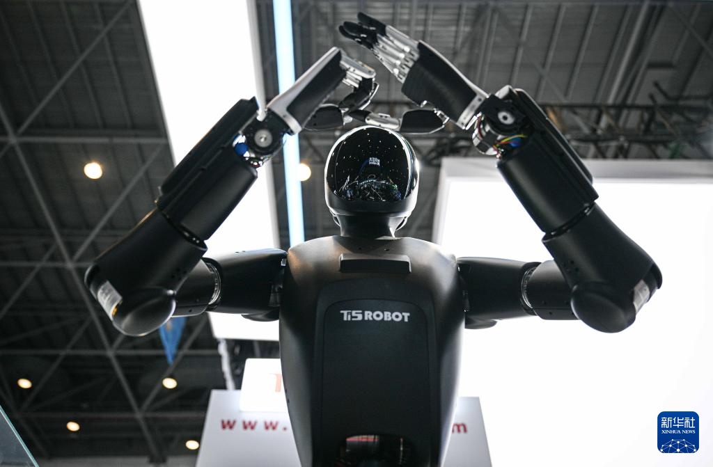 第五届消博会丨多种机器人集结消博会