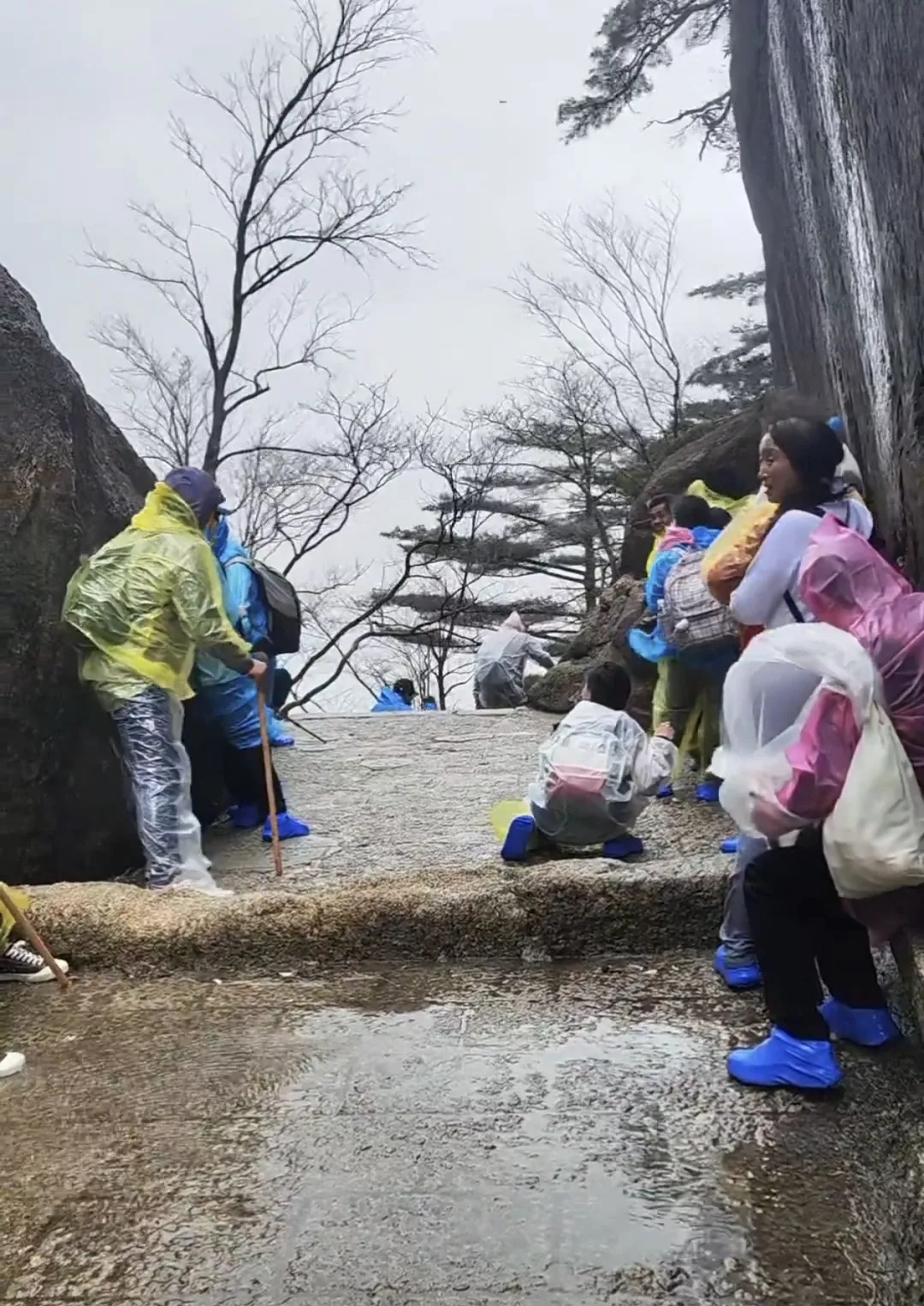 “人差点儿吹没了”!景区回应“爬黄山遇风雪寸步难行” “人差点儿吹没了”!景区回应“爬黄山遇风雪寸步难行”