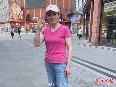 58岁阿姨回应在奶茶店工作4年 ：年轻人能干的，我们这个年纪照样能干！