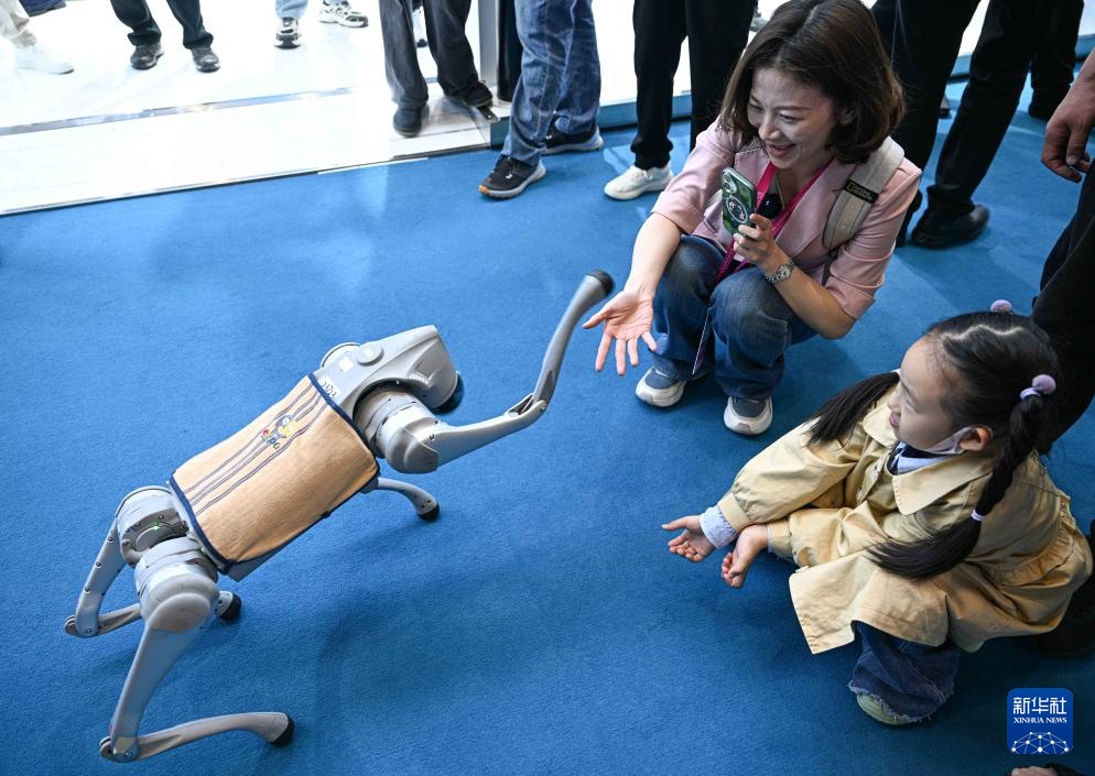 第五届消博会丨多种机器人集结消博会