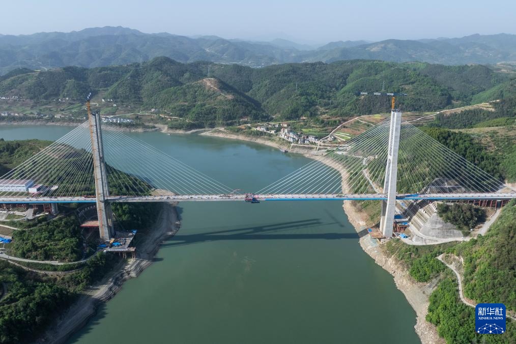 西十高铁汉江特大桥合龙 西十高铁汉江特大桥合龙