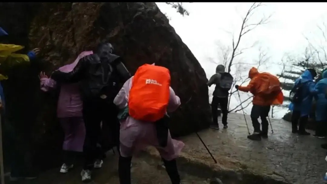 “人差点儿吹没了”!景区回应“爬黄山遇风雪寸步难行” “人差点儿吹没了”!景区回应“爬黄山遇风雪寸步难行”