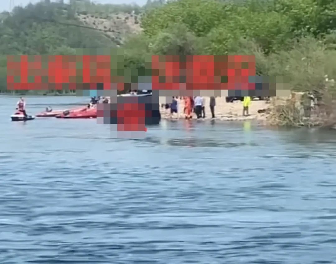 浙江仙居一辆越野车涉水被冲走,警方通报:司机脱险,2名女子抢救无效身亡 浙江仙居一辆越野车涉水被冲走,警方通报:司机脱险,2名女子抢救无效身亡