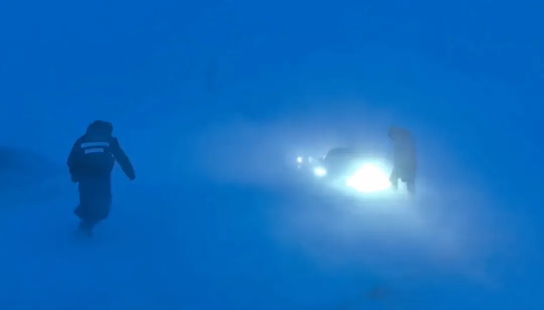 14级狂风中82公斤民警被掀翻！仍冲向受困车辆