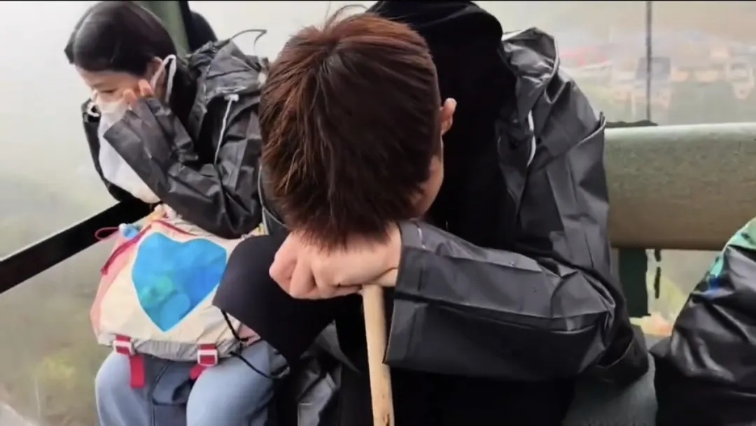 “人差点儿吹没了”!景区回应“爬黄山遇风雪寸步难行” “人差点儿吹没了”!景区回应“爬黄山遇风雪寸步难行”