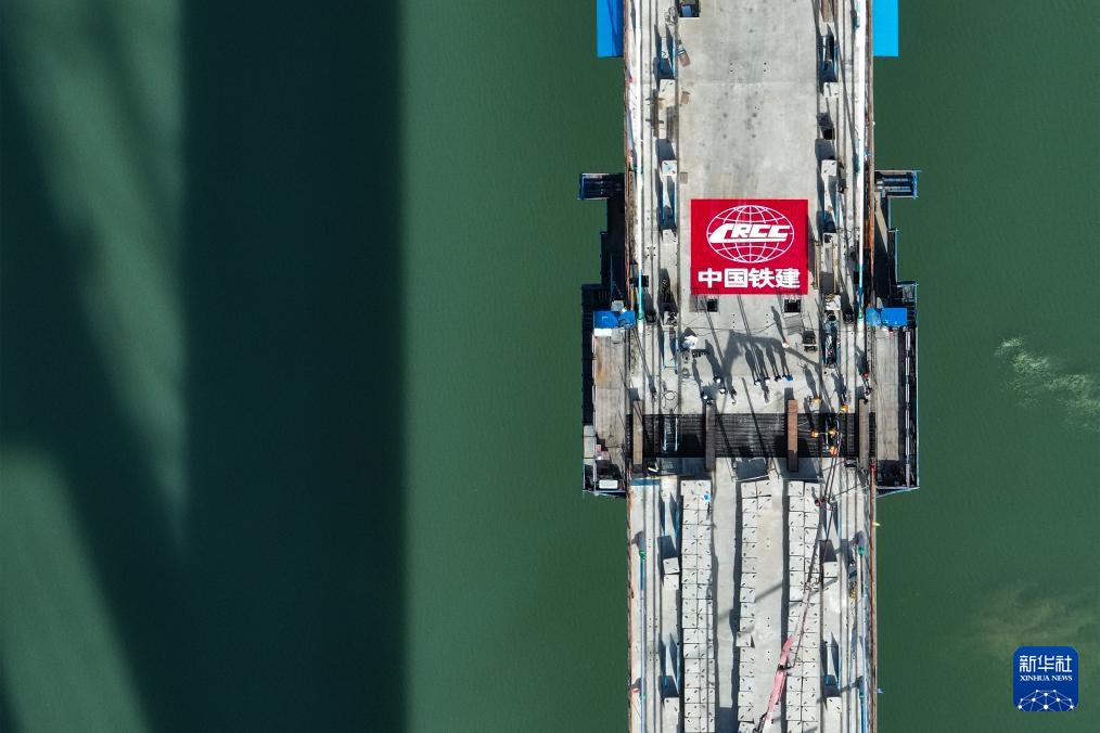 西十高铁汉江特大桥合龙 西十高铁汉江特大桥合龙