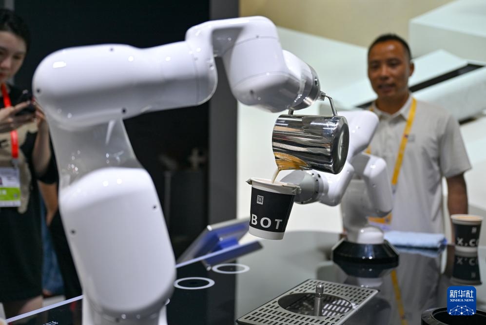 第五届消博会丨多种机器人集结消博会
