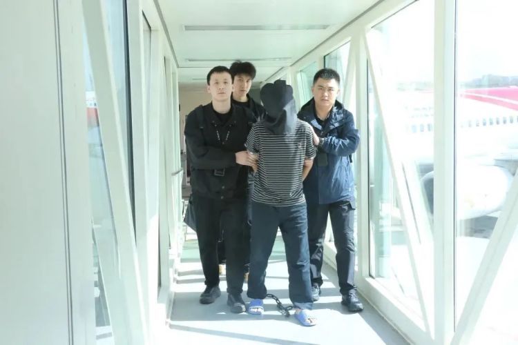 租客被杀,嫌疑人扒火车逃离,曾两次与警察“擦肩而过”!这起尘封30年的命案破了 租客被杀,嫌疑人扒火车逃离,曾两次与警察“擦肩而过”!这起尘封30年的命案破了