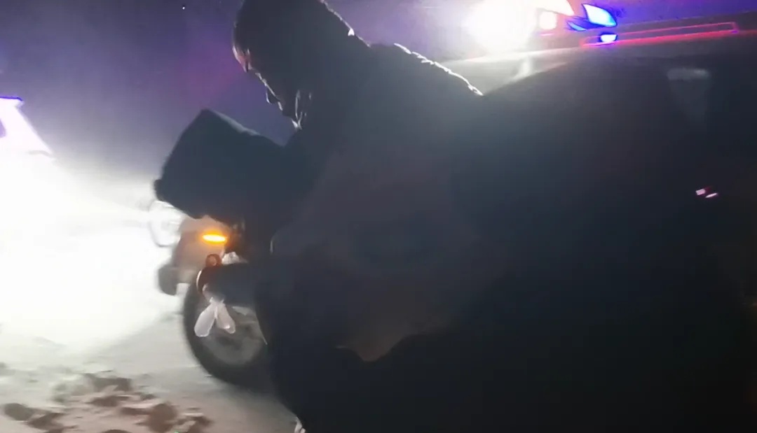 14级狂风中82公斤民警被掀翻！仍冲向受困车辆