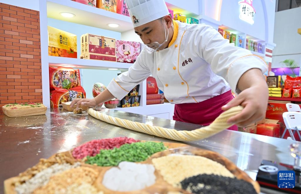 新华全媒+·第五届消博会丨非遗加持，国潮消费信心拉满