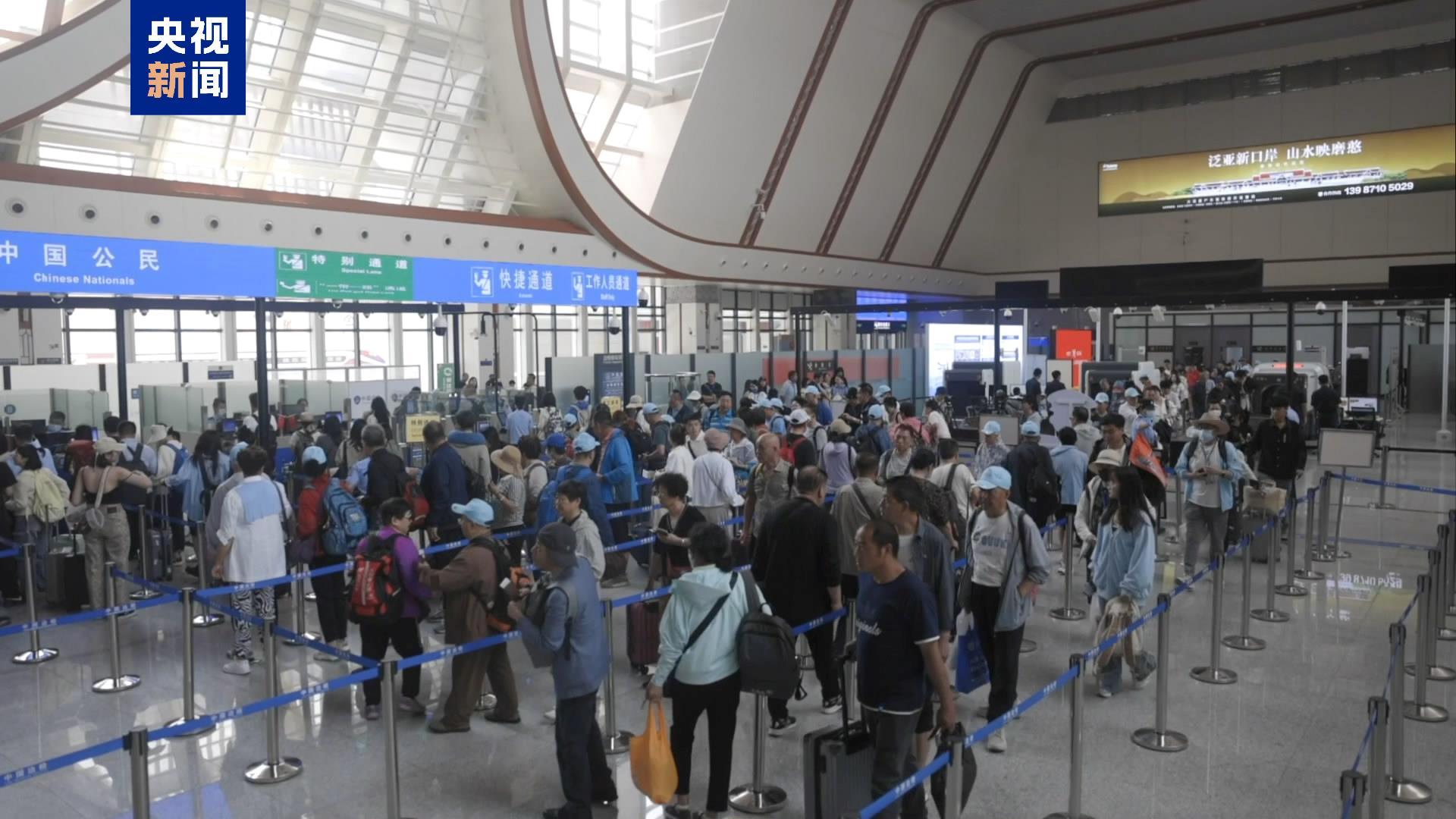 中老磨憨口岸今年验放东盟10国出入境人员同比增长24% 中老磨憨口岸今年验放东盟10国出入境人员同比增长24%