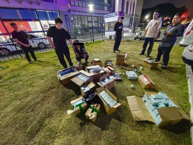 “穿搭博主”网购连帽衫，手被断针划伤？店家赔了4千余元，代工厂：并非自家针头！