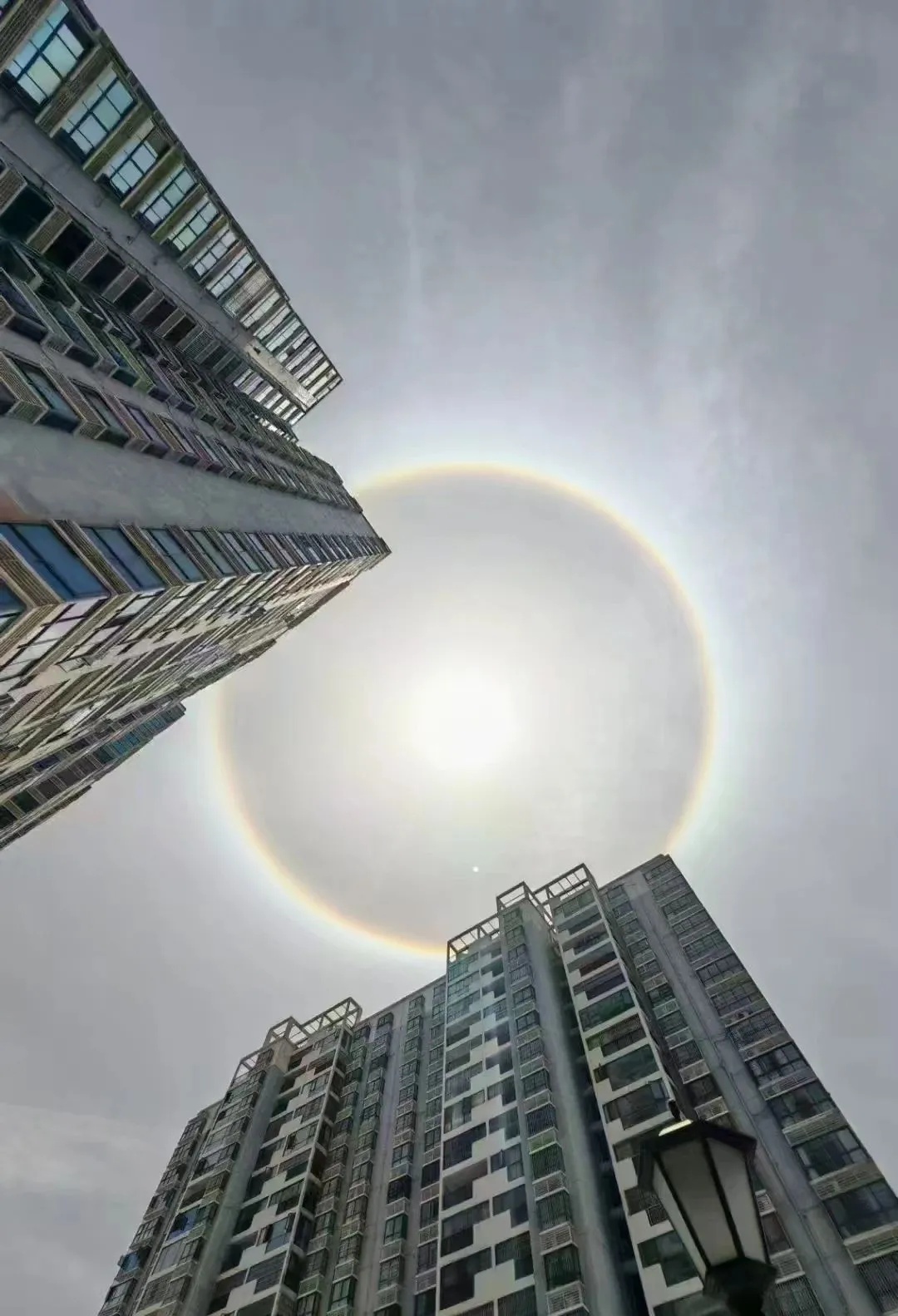 南宁惊现日晕奇观！你拍到“天空之眼”了吗？