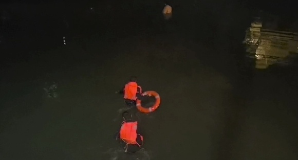 快救人 凌晨4点,他们纵身一跃…… 快救人 凌晨4点,他们纵身一跃……