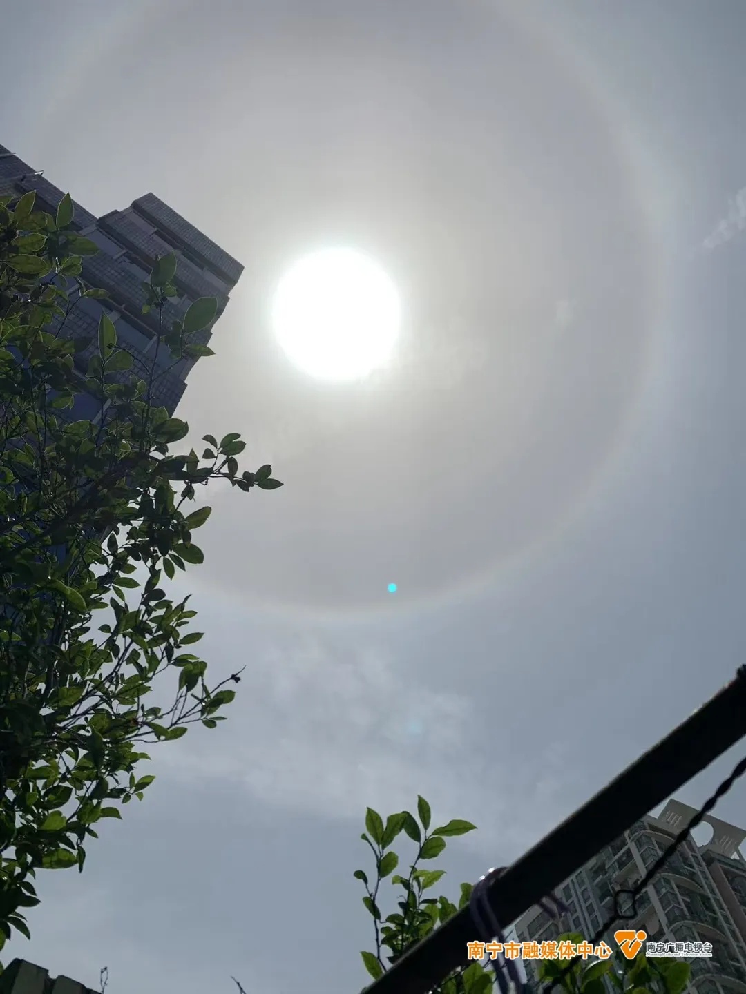 南宁惊现日晕奇观！你拍到“天空之眼”了吗？