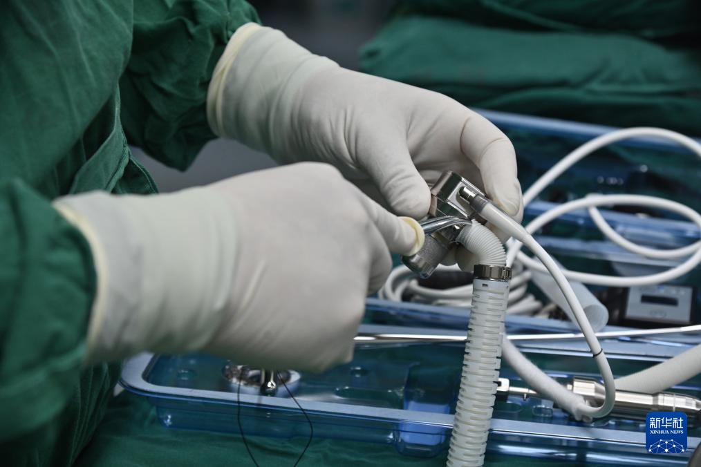 我自主研发儿童用磁悬浮“人工心”成功植入