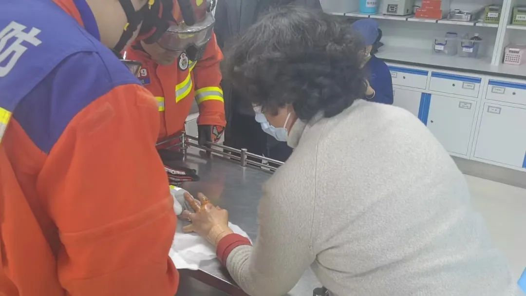 一份煎年糕，让女子右手爬满水泡，状如鸽子蛋！