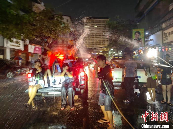 柬埔寨传统新年“圈粉”大量国际游客 柬埔寨传统新年“圈粉”大量国际游客