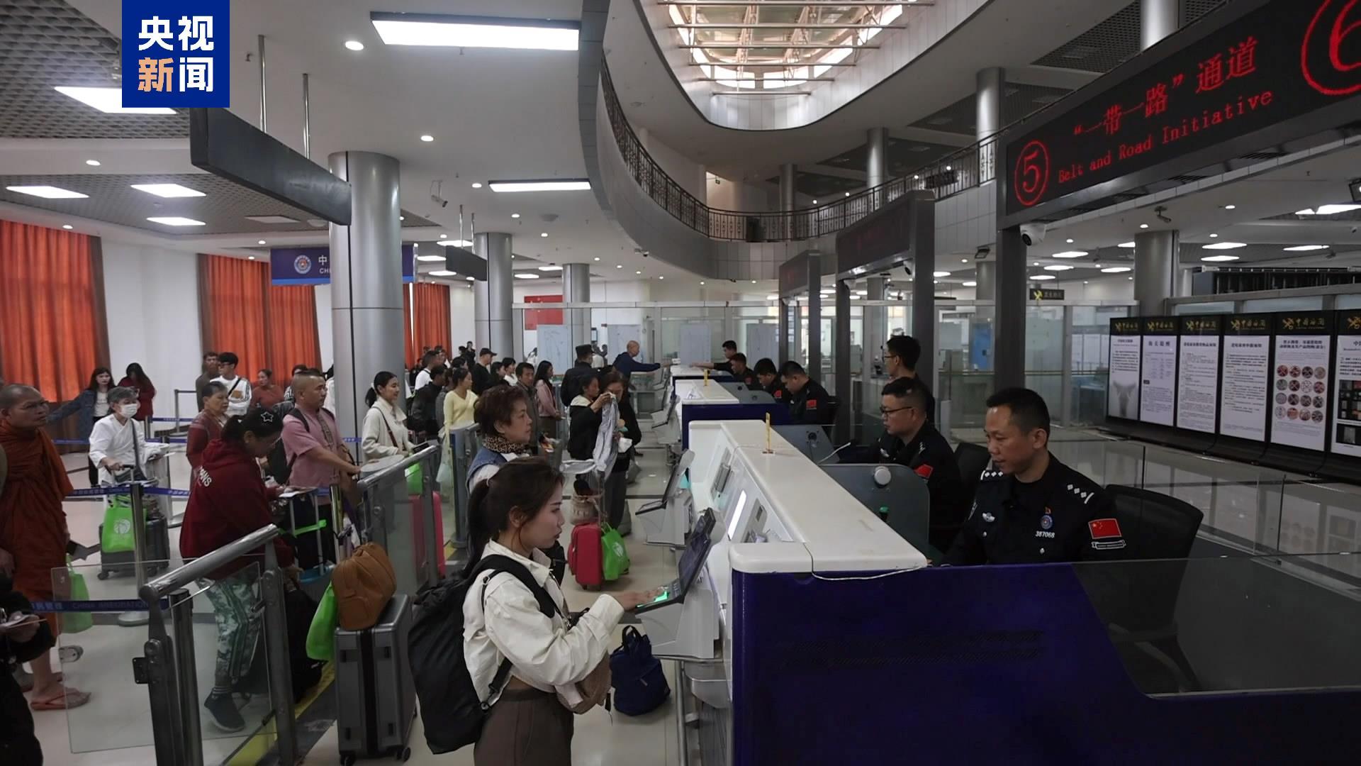 中老磨憨口岸今年验放东盟10国出入境人员同比增长24% 中老磨憨口岸今年验放东盟10国出入境人员同比增长24%