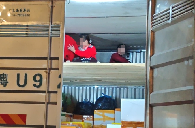 货车爆改“双层铺”,上层住人下层装海鲜,广东一货车司机被处罚 货车爆改“双层铺”,上层住人下层装海鲜,广东一货车司机被处罚