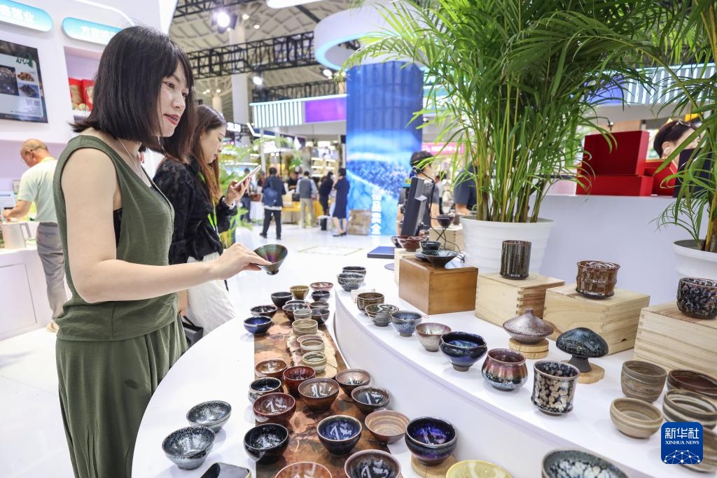 新华全媒+·第五届消博会丨非遗加持，国潮消费信心拉满