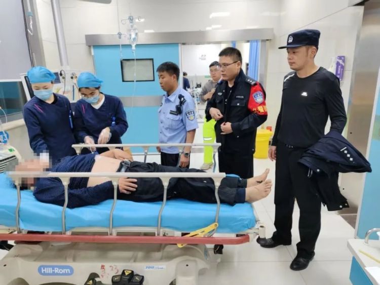 凌晨2点，为救溺水男子的他们一跃而下！