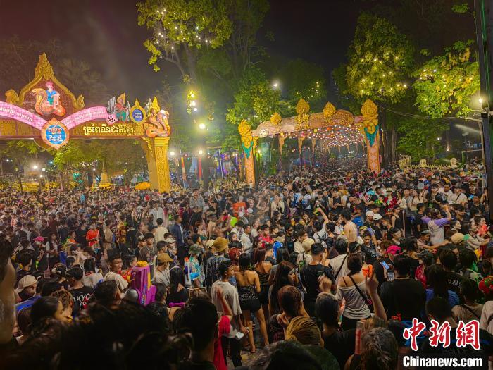 柬埔寨传统新年“圈粉”大量国际游客 柬埔寨传统新年“圈粉”大量国际游客