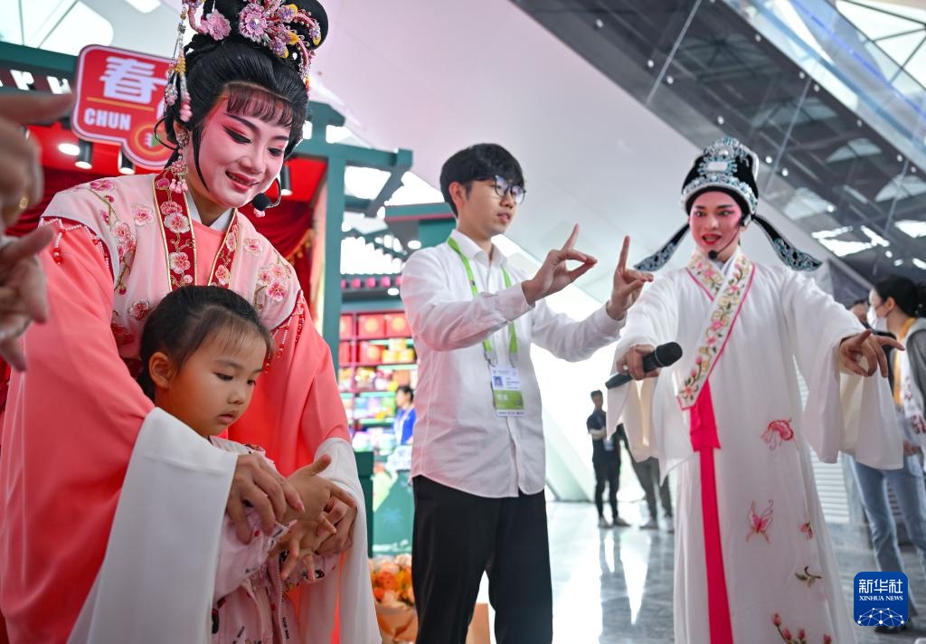 新华全媒+·第五届消博会丨非遗加持，国潮消费信心拉满