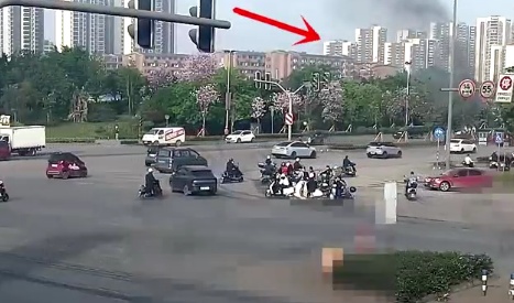 柳州白露大道小车突发自燃，现场被拍到→