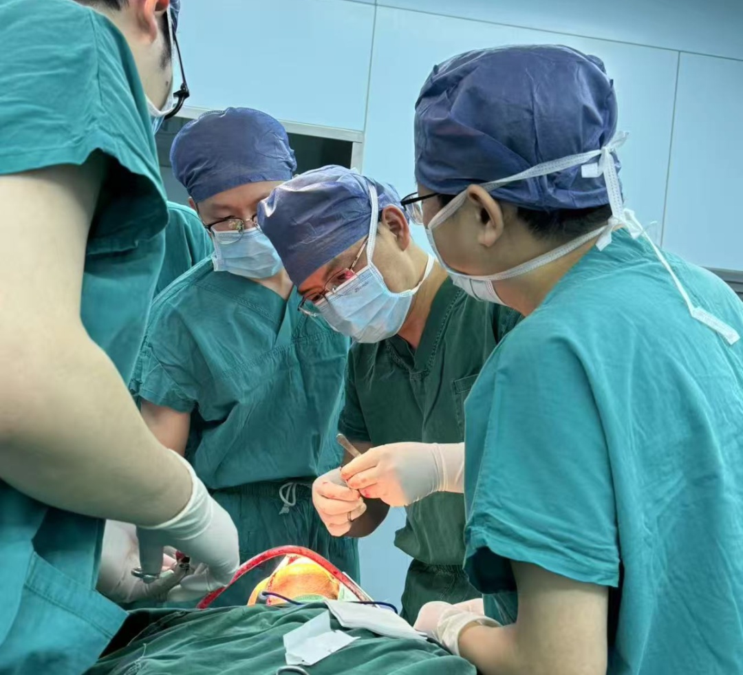 电锯突然失控 镇江一男子脸几乎被劈成两半……