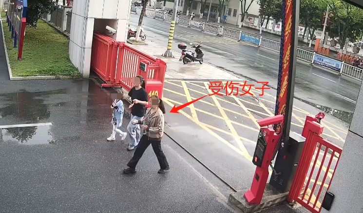 一份煎年糕，让女子右手爬满水泡，状如鸽子蛋！