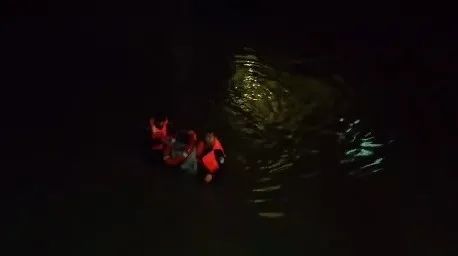 快救人 凌晨4点,他们纵身一跃…… 快救人 凌晨4点,他们纵身一跃……