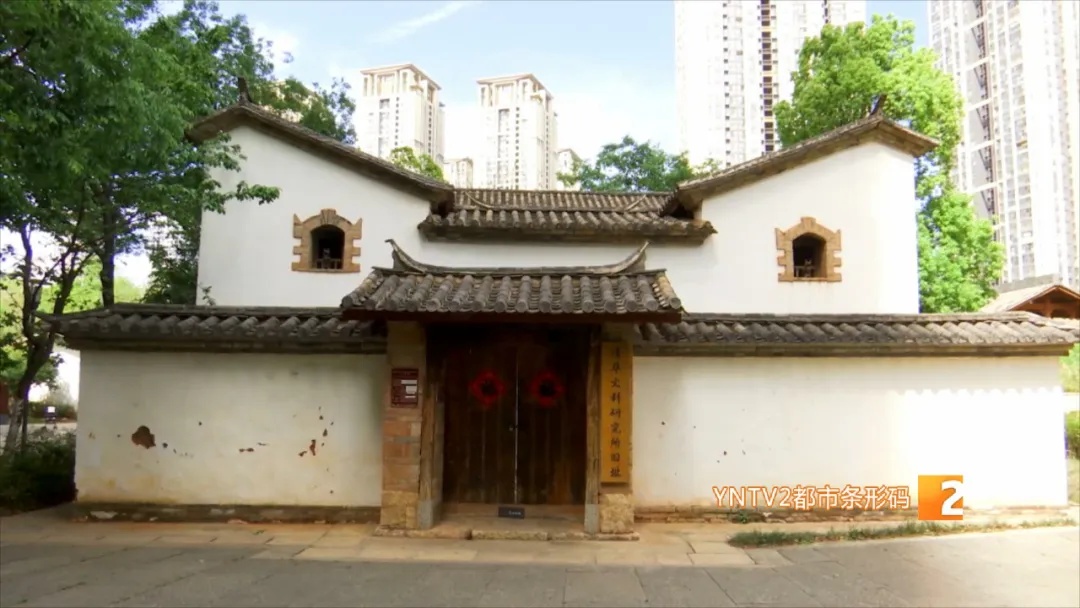 太师椅深夜被盗！泰戈尔画像被撕！闻一多公园成了这样……