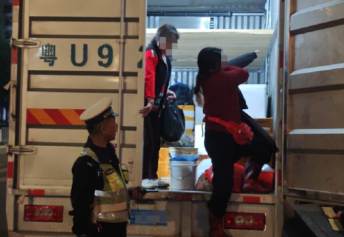 货车爆改“双层铺”,上层住人下层装海鲜,广东一货车司机被处罚 货车爆改“双层铺”,上层住人下层装海鲜,广东一货车司机被处罚