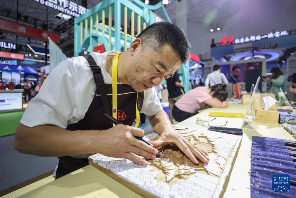 新华全媒+·第五届消博会丨非遗加持，国潮消费信心拉满