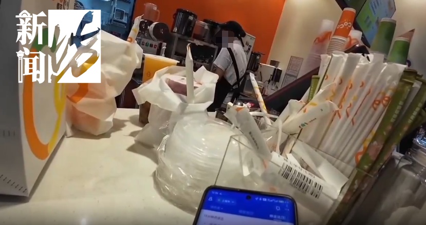 上海一外卖小哥被店员连泼几杯奶茶！究竟发生什么？监控曝光