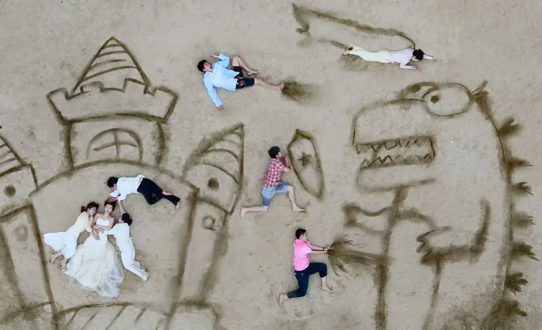 上百名陌生人帮轮椅女孩拍"站立"婚纱照!当事人:感觉嫁给了全世界 上百名陌生人帮轮椅女孩拍"站立"婚纱照!当事人:感觉嫁给了全世界