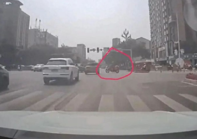 警方通报!张某某(男,27岁)被行拘! 警方通报!张某某(男,27岁)被行拘!