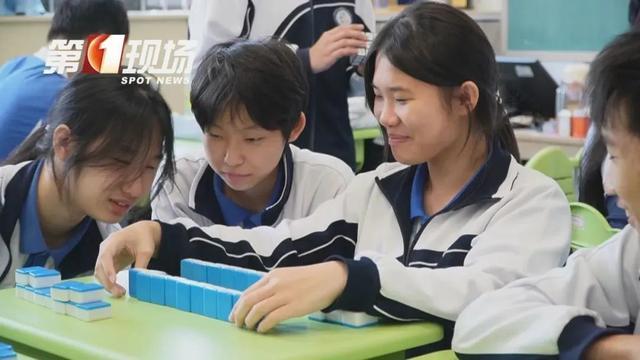 什么？初中生在校天天“打麻将”？！校长：我让打的！