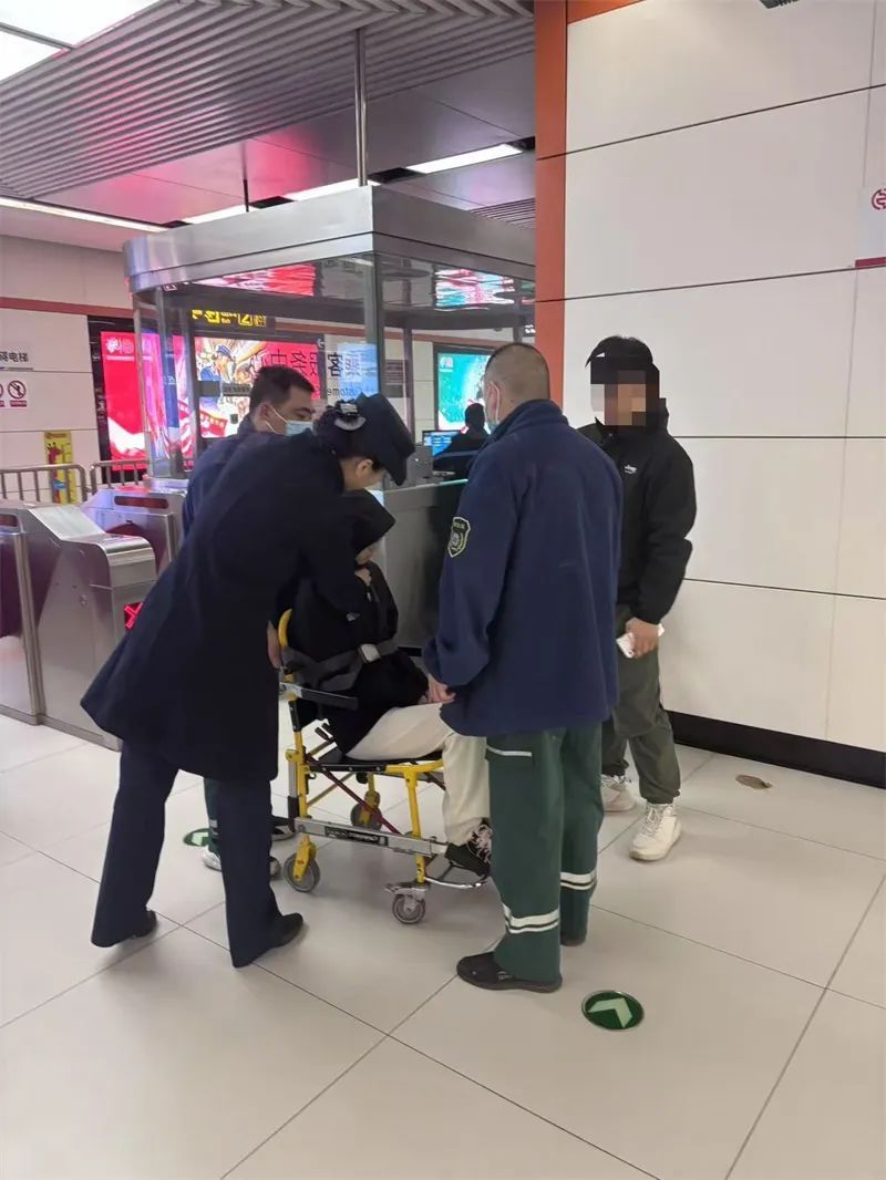 女子低血糖晕倒,哈尔滨地铁工作人员第一时间救助…… 女子低血糖晕倒,哈尔滨地铁工作人员第一时间救助……