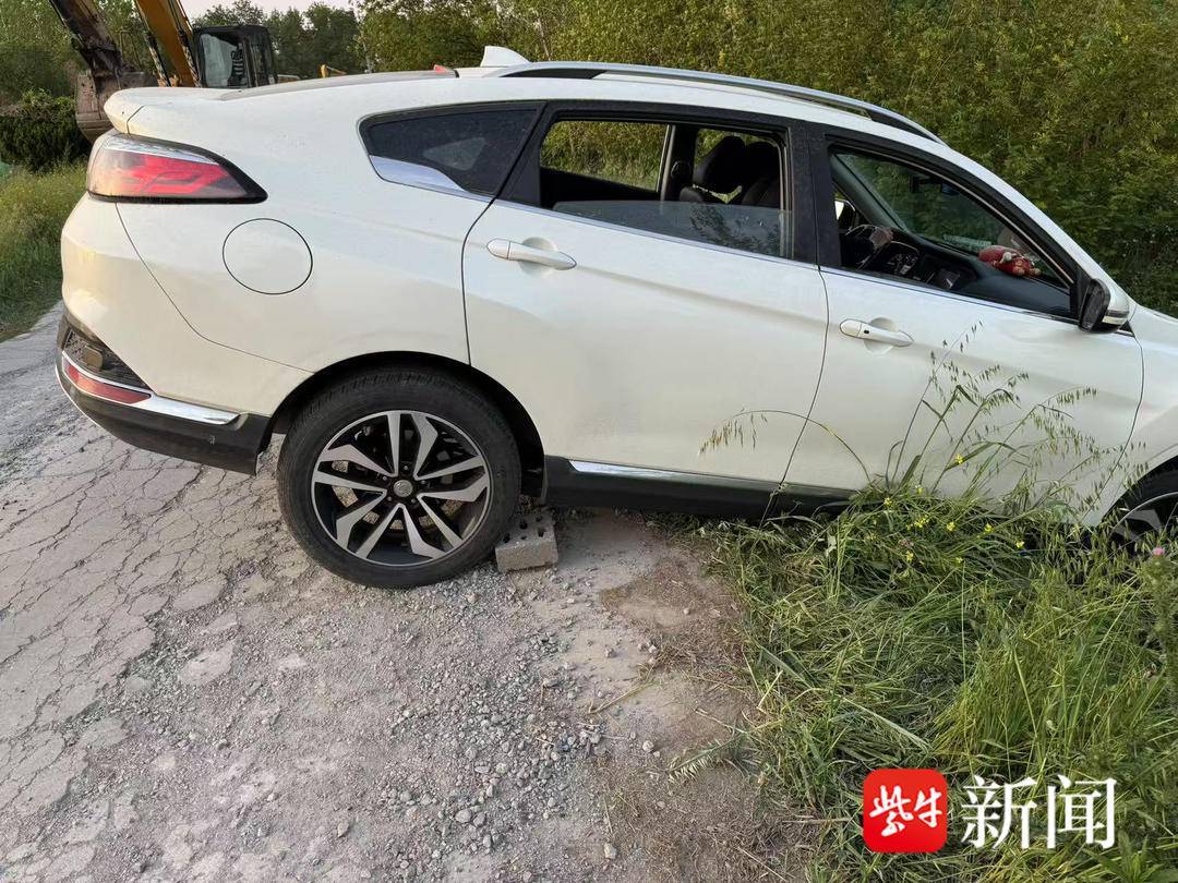 路况不明轿车被困江堤 消防喊来挖土机拖车救人
